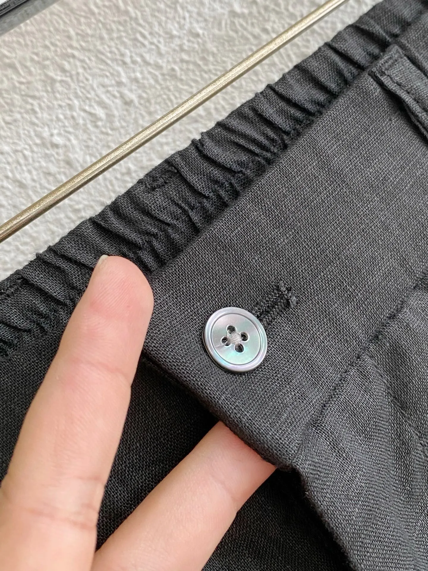 Loro Piana selects natural linen fabrics, which are breathable and sweat-wicking, with a rustic texture, making the upper body light and cool. Loose straight-leg pants with an elasticated waist design, which is highly tolerant to your body shape. Simple, relaxed and casual style, available in multiple colors, suitable for daily life and light commuting, creating a casual and advanced look for men. Sizes:S-4XL